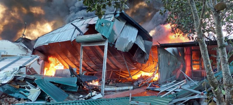 Quảng Ninh: Lửa thiêu rụi một cơ sở sản xuất nhựa