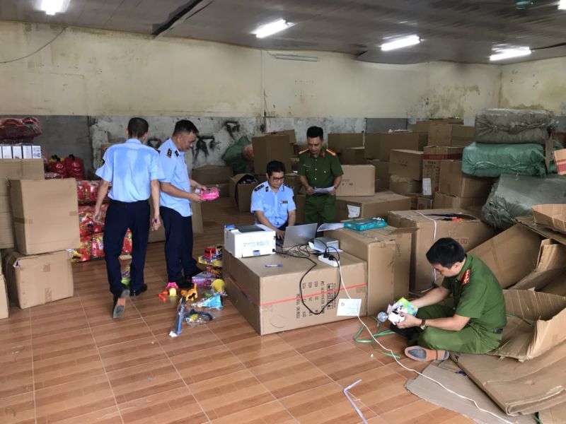 Lực lượng chức năng kiểm tra kho hàng của hộ kinh doanh đồ chơi trẻ em Bùi Thị Mai