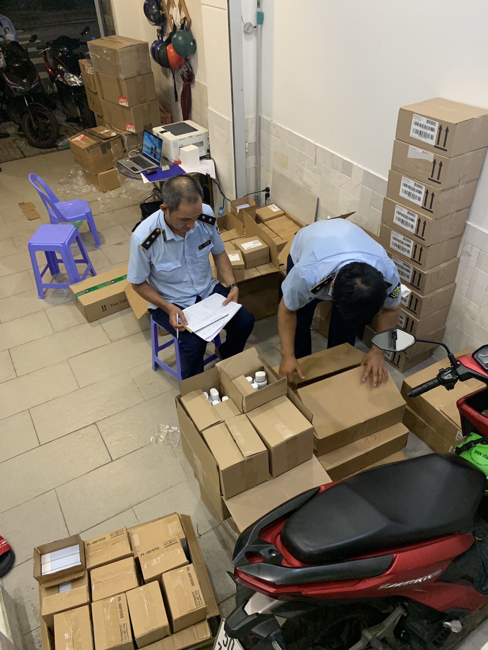 Lực lượng Quản lý thị trường kiểm tra, phát hiện số lượng lớn mỹ phẩm mang thương hiệu OGABI tại ố 2A Lê Niệm, phường Phú Thạnh, quận Tân Phú, thành phố Hồ Chí Minh