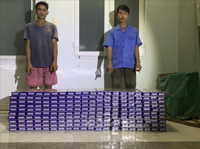 Lực lượng chức năng bắt giữ đối tượng Nguyễn Văn Đoàn và Võ Thanh Thành cùng tang vật 2.000 gói thuốc lá ngoại nhập lậu.