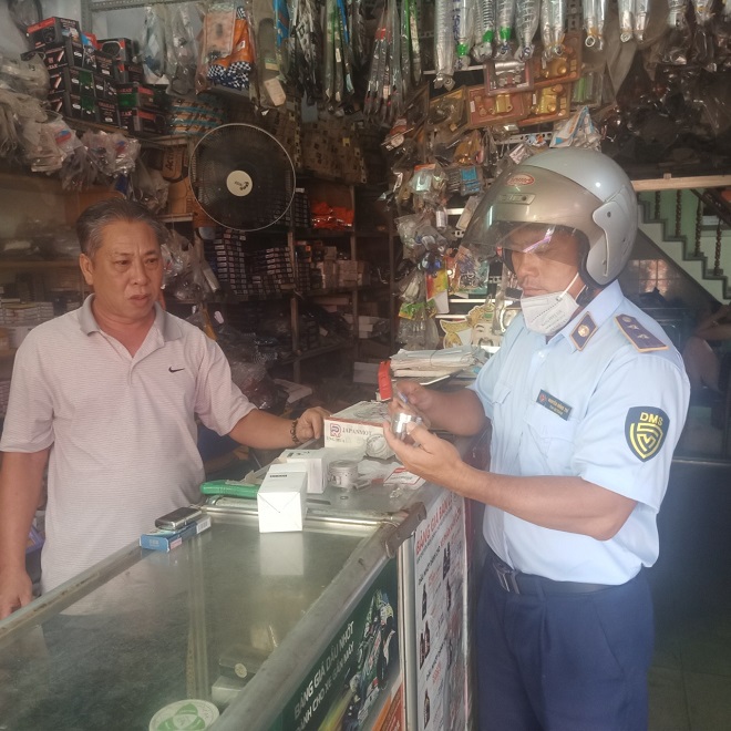 Lực lượng QLTT tỉnh Ninh Thuận kiểm tra hàng hóa tại cửa hàng kinh doanh phụ tùng xe máy