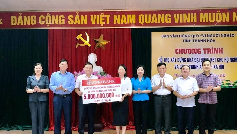 Lãnh đạo Agribank Thanh Hóa trao tài trợ xây dựng 100 căn nhà đại đoàn kết cho huyện Quan Sơn.