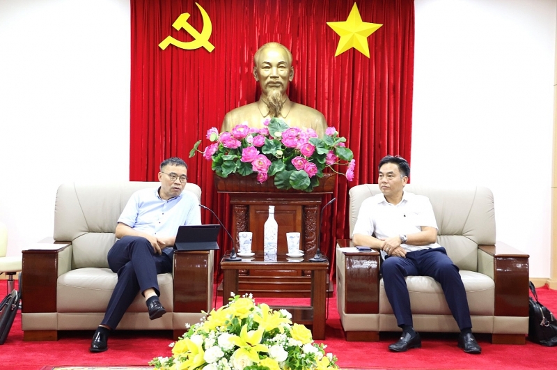 Lãnh đạo tỉnh Bình Dương (tay phải) tiếp và làm việc với ông Phan Đăng Sơn - Chủ tịch Hội kiến trúc sư Việt Nam