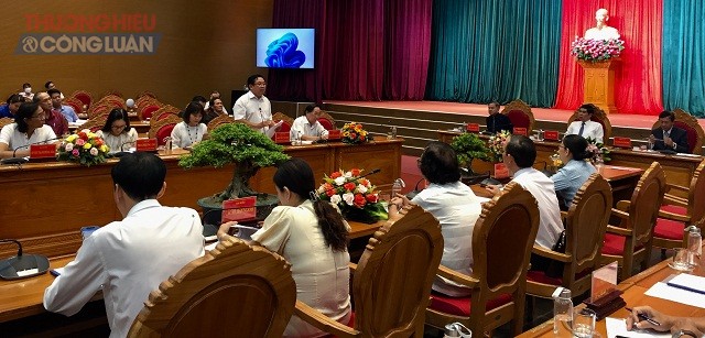 Nhà nghiên cứu đến từ Trường Đại học Khoa học Xã hội và Nhân văn TP Hồ Chí Minh (đứng trong cùng) đang trình bày tham luận.