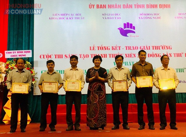 Bà Nguyễn Thị Thanh Bình (đứng giữa) trao Giấy khen cho 06 đơn vị, cá nhân có thành tích trong công tác tuyên truyền, vận động học sinh tham gia Cuộc thi.
