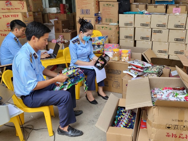 Đội QLTT số 7 đang kiểm tra hàng hóa vi phạm tại hộ kinh doanh Gia Huy (có địa chỉ tại TDP 5, phường Nam Lý, TP. Đồng Hới, tỉnh Quảng Bình).
