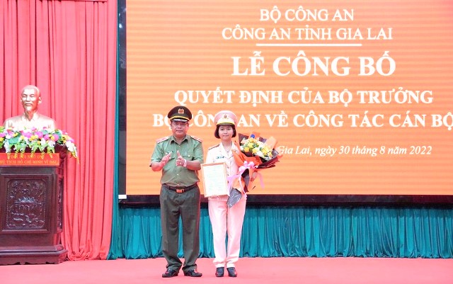 Thiếu tướng Rah Lan Lâm-Giám đốc Công an tỉnh trao quyết định của Bộ trưởng Bộ Công an về công tác cán bộ cho Trung tá Ksor H'Bơ Khắp. Ảnh: R'Ô HOK.