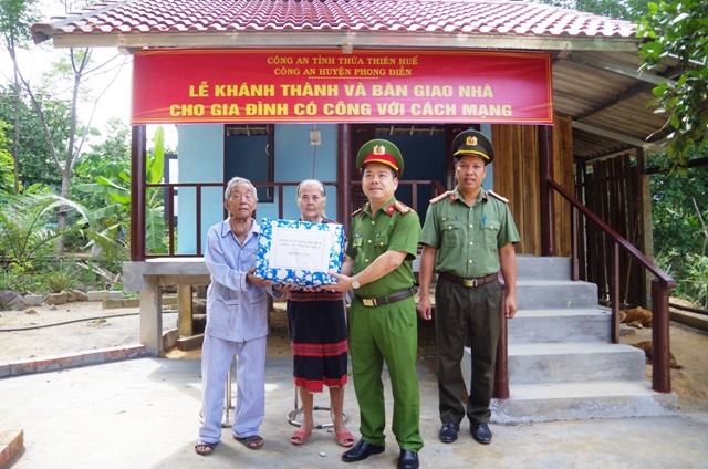 Thượng tá Võ Hồng Quang bàn giao ngôi nhà mới cho gia đình bác Hờ