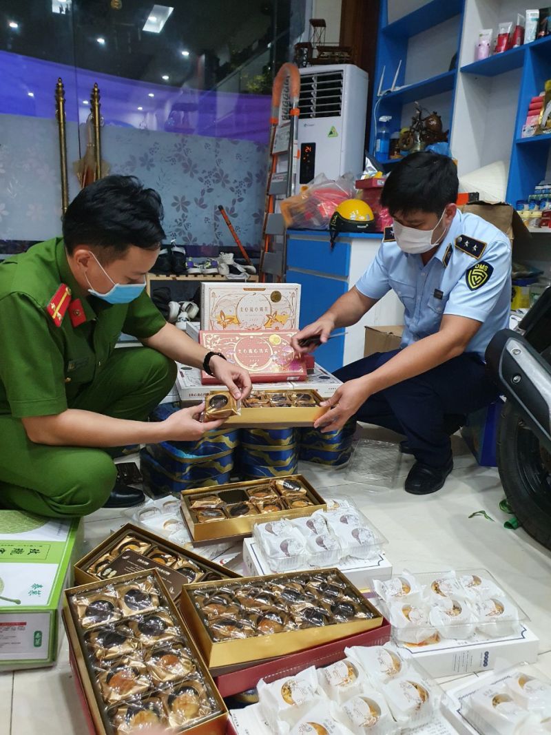 Lực lượng chức năng tạm thu giữ 432 chiếc bánh Trung thu không rõ nguồn gốc tại khu Shophouse Vạn Phúc