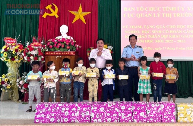 Đại diện lãnh đạo Cục QLTT Phú Yên và Ban Tổ chức Tỉnh ủy Phú Yên trao quà cho học sinh nghèo, hoàn cảnh khó khăn ở xã Suối Bạc.