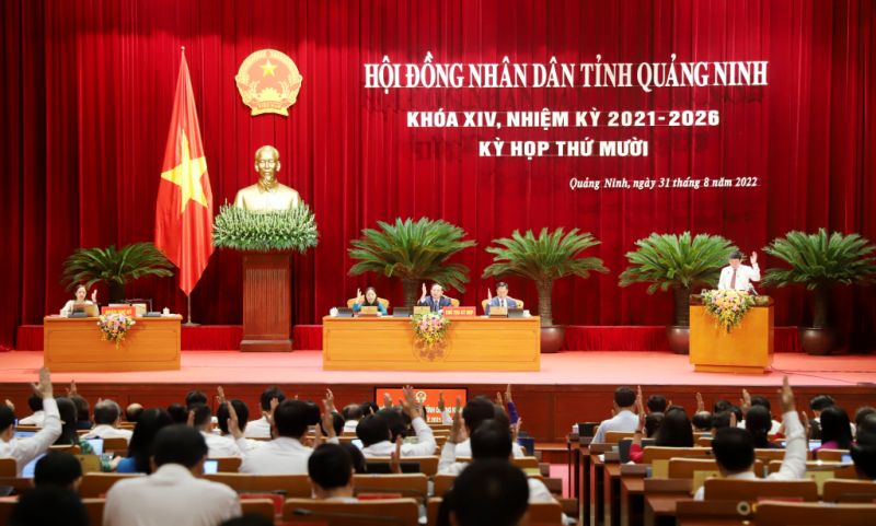 HĐND tỉnh Quảng Ninh biểu quyết thông qua Nghị quyết hỗ trợ học phí cho học sinh.