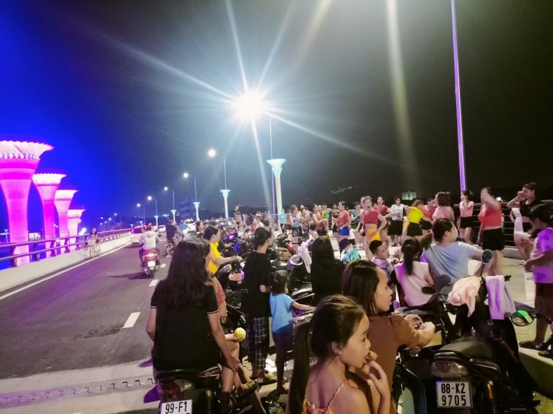 Vĩnh Phúc: Nguy cơ mất an toàn giao thông do dừng đỗ trên cầu Đầm Vạc