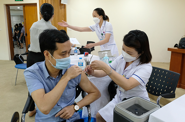 Bộ Y tế đề nghị các địa phương đẩy nhanh việc tiêm vaccine phòng COVID-19 mũi 3, mũi 4 cho các đối tượng trên 18 tuổi theo hướng dẫn. Ảnh Trần Minh