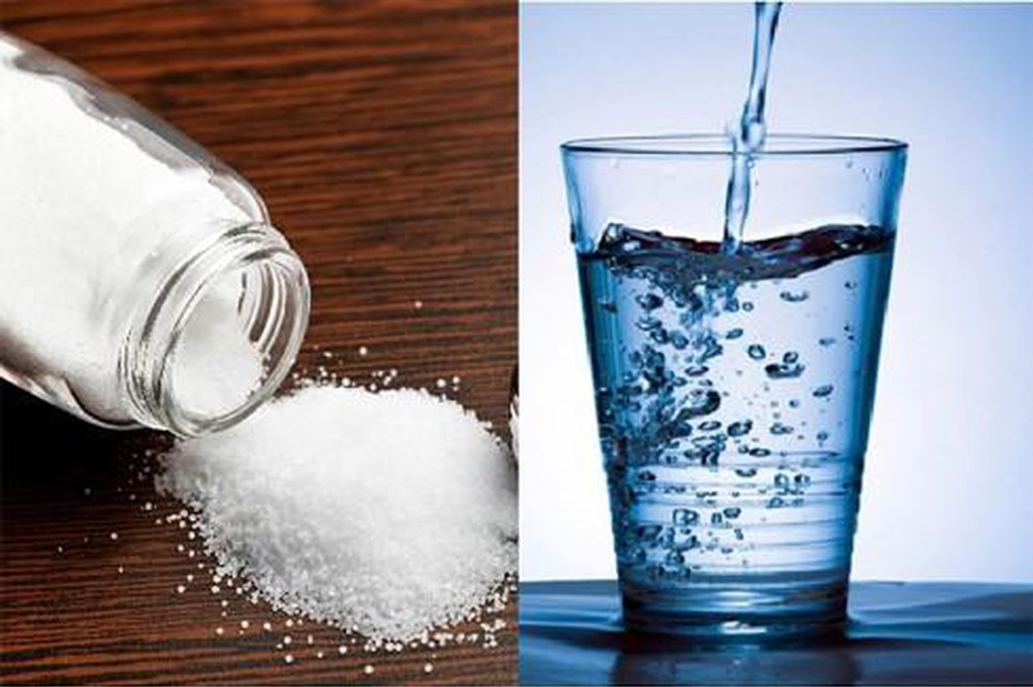 Sử dụng nước muối ấm giúp giảm đau họng ngay tại nhà