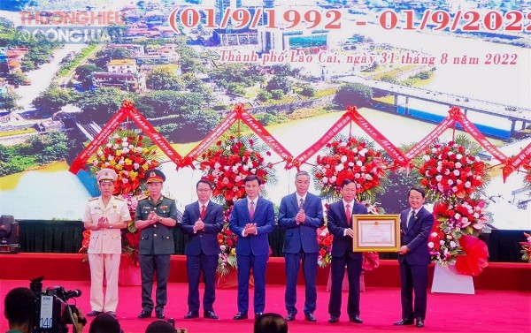 Bộ trưởng, Chủ nhiệm UBDT Hầu A Lềnh trao Huân chương Lao động hạng Nhất cho Đảng bộ, chính quyền và Nhân dân các dân tộc Tp. Lào Cai