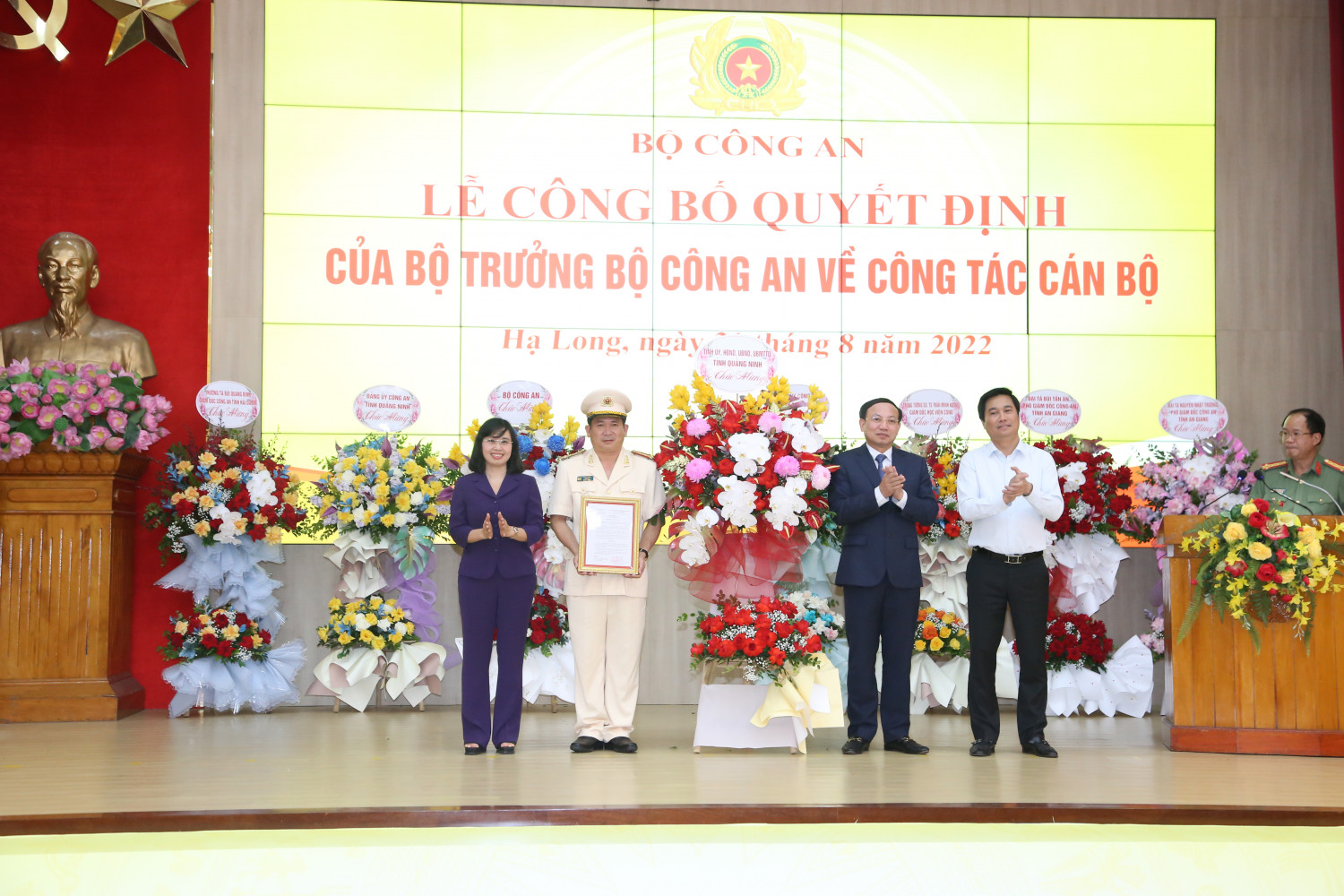 Lãnh đạo Tỉnh uỷ, HĐND, UBND tỉnh Quảng Ninh tặng hoa chúc mừng Đại tá Đinh Văn Nơi