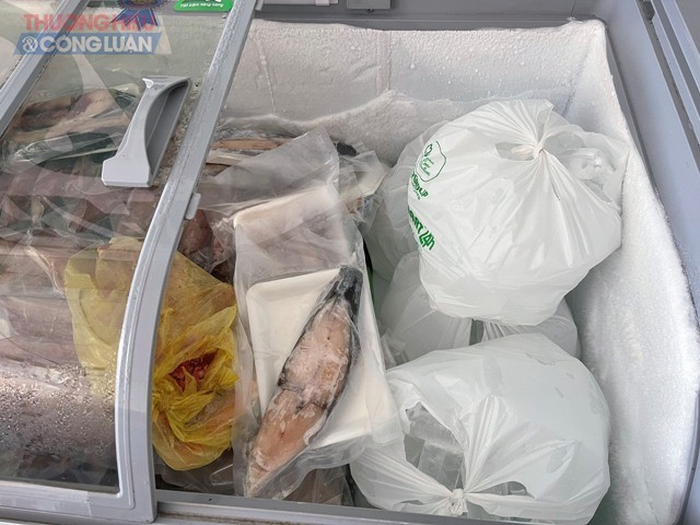 các thực phẩm đông lạnh này được để chung ngăn với các bao đá lạnh đóng gói sẵn mà nhân viên ở đây cho biết mỗi gói như vậy được bán giá 10 ngàn đồng?.