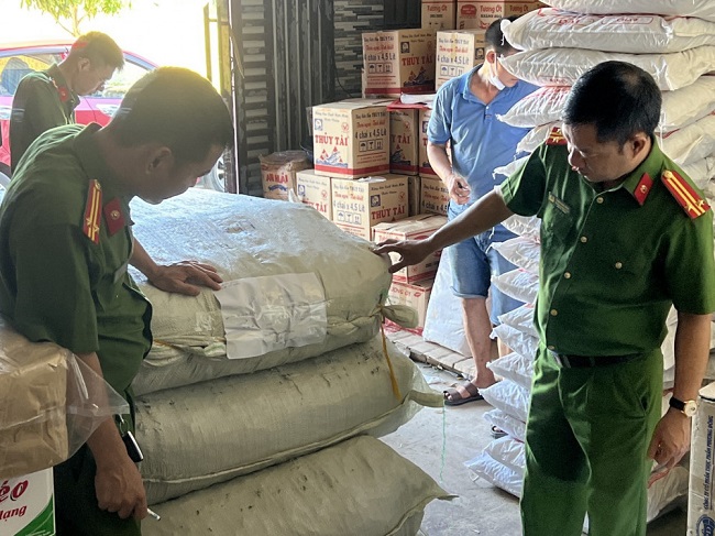 Liên tiếp phát hiện nhiều cơ sở kinh doanh thực phẩm, bánh kẹo không rõ nguồn gốc