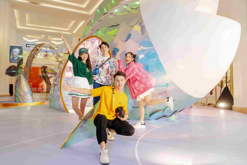 Ông trăng, đèn lồng, cá chép… và những đồ trang trí quen thuộc của mâm cỗ Trung thu được Vincom biến hóa theo concept vũ trụ, tạo thành những góc check-in gây “bão like” cực chất Ông trăng, đèn lồng, cá chép… và những đồ trang trí quen thuộc của mâm cỗ Trung thu được Vincom biến hóa theo concept vũ trụ, tạo thành những góc check-in gây “bão like” cực chất