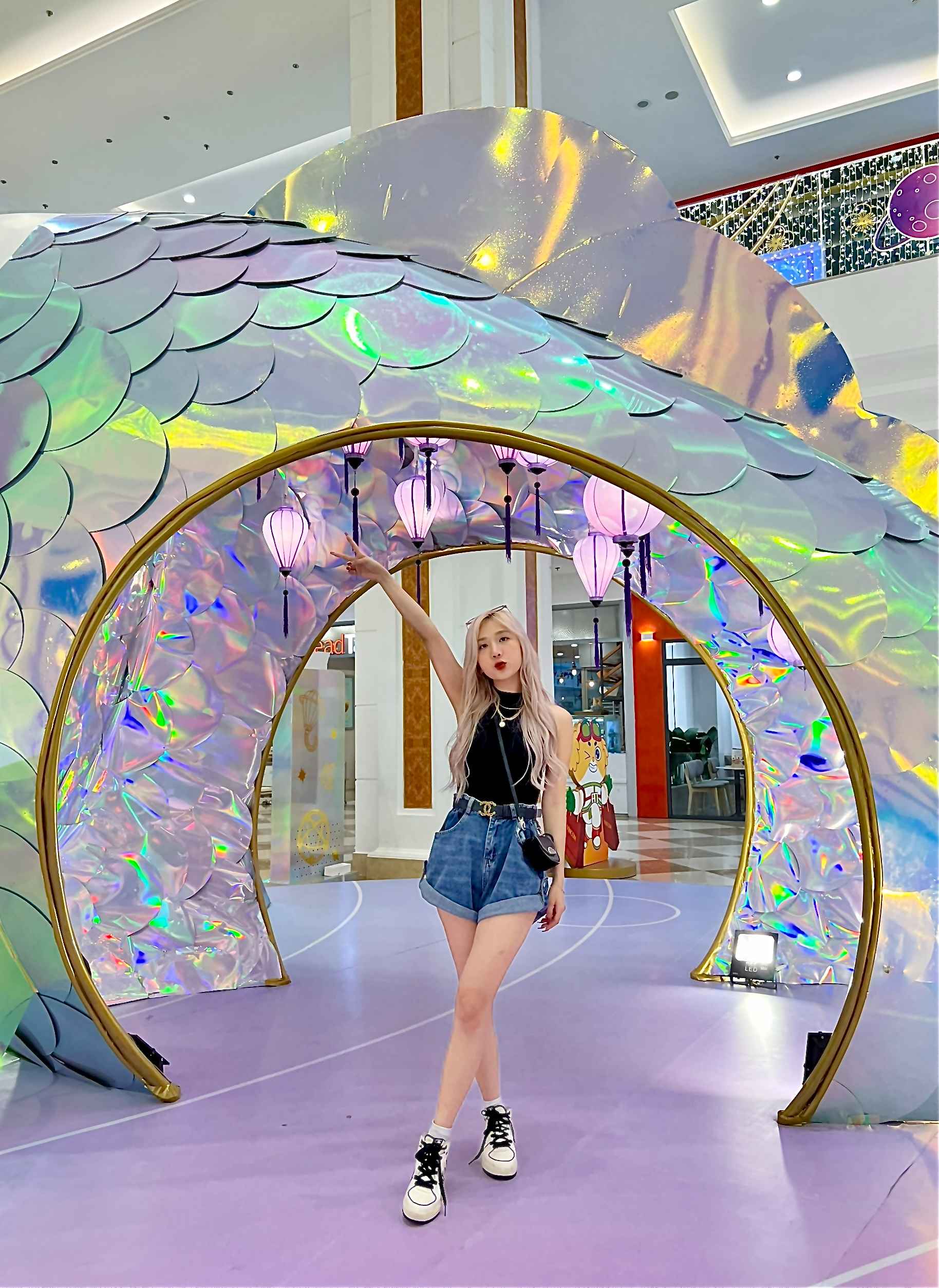 Tại Vincom Mega Mall Royal City (Hà Nội), Phi thuyền cá chép khổng lồ 7 màu thu hút nhiều hot Tiktoker trong mùa Trung thu năm nay. Tại Vincom Mega Mall Royal City (Hà Nội), Phi thuyền cá chép khổng lồ 7 màu thu hút nhiều hot Tiktoker trong mùa Trung thu năm nay.