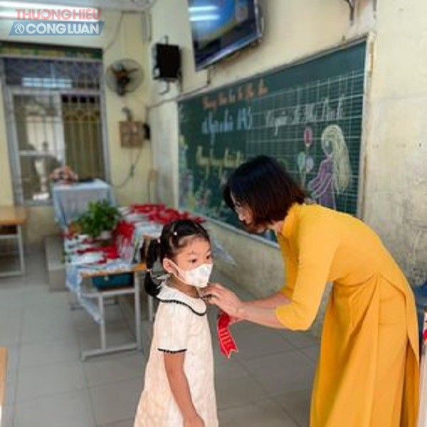 Sự chu đáo, ân cần của giáo viên chủ nhiệm giúp các em học sinh dần quen với môi trường mới