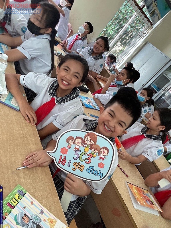 Niềm vui sau 3 tháng hè được trở lại trường, lớp