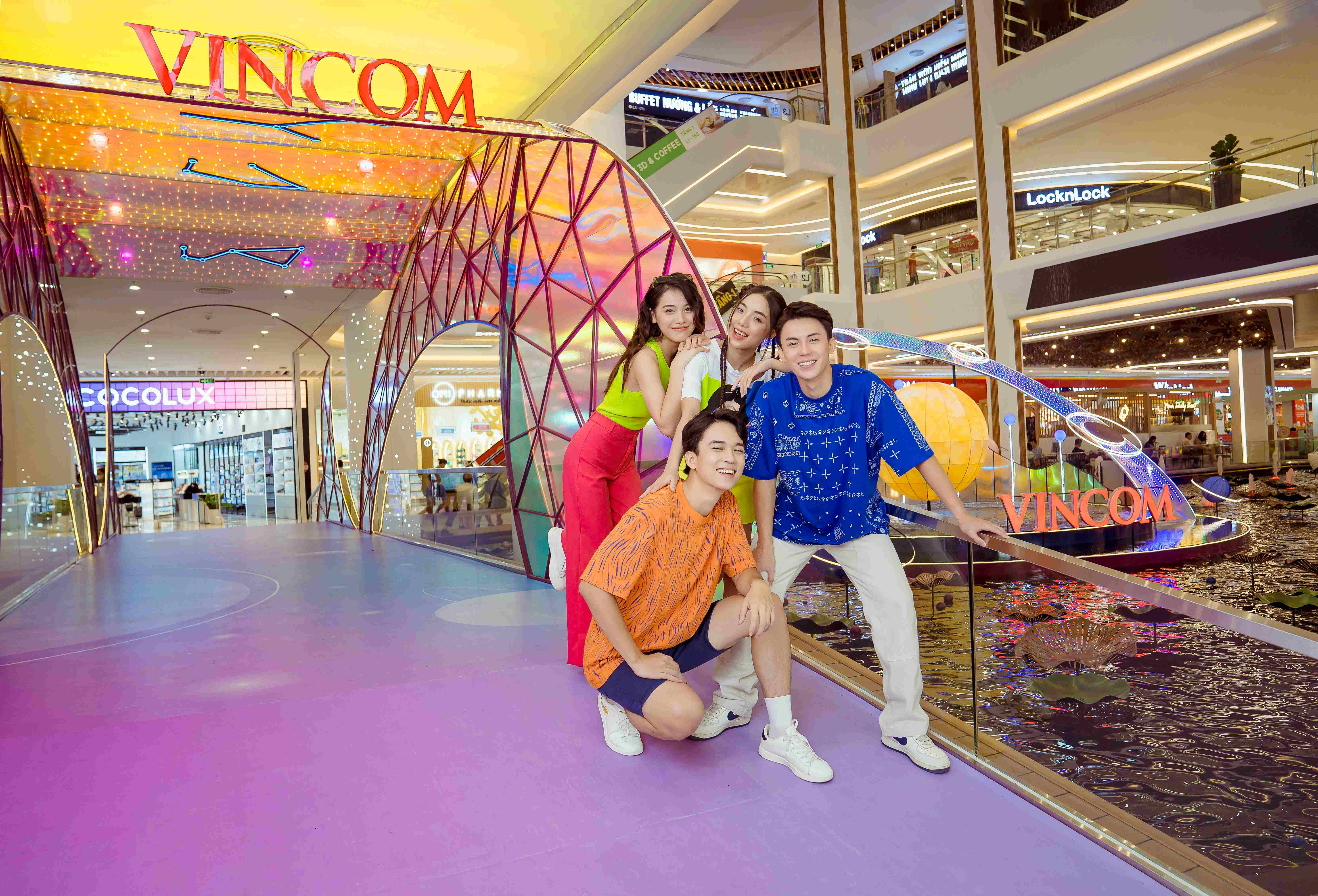 Các Hotface với trang phục mới nhất từ Zara check-in cực chất tại decor “Dòng sông ngân hà” tại Vincom Mega Mall Smart City Các Hotface với trang phục mới nhất từ Zara check-in cực chất tại decor “Dòng sông ngân hà” tại Vincom Mega Mall Smart City
