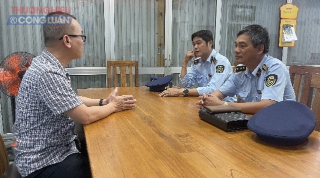 Ông Tràn Đức Tiến (đầu bên phải) cùng Đoàn công tác Cục QLTT Bình Định giám sát hoạt động KDXD tại Công ty CP Thủy sản Hoài Nhơn.