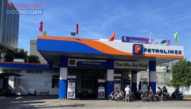 Cửa hàng XD số 1, đường Trần Hưng Đạo, TP Quy Nhơn vẫn phục vụ người dân như bình thường.