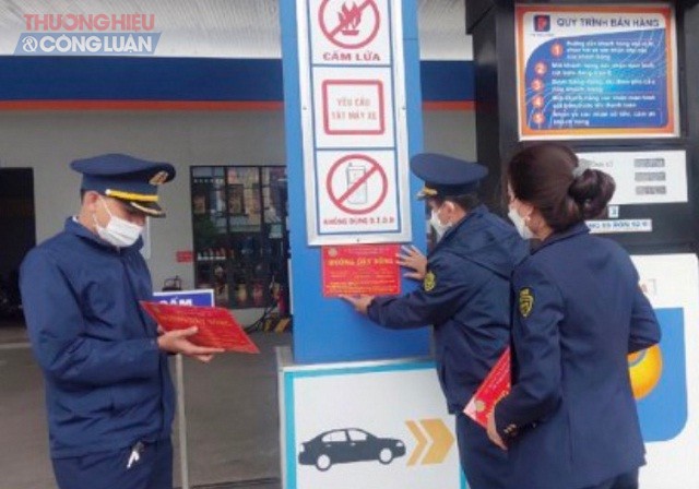 Lực lượng Cục QLTT Phú Yên triển khai việc gắn các số điện thoại “đường dây nóng” cỉa các Đội QLTT tại cửa hàng XD