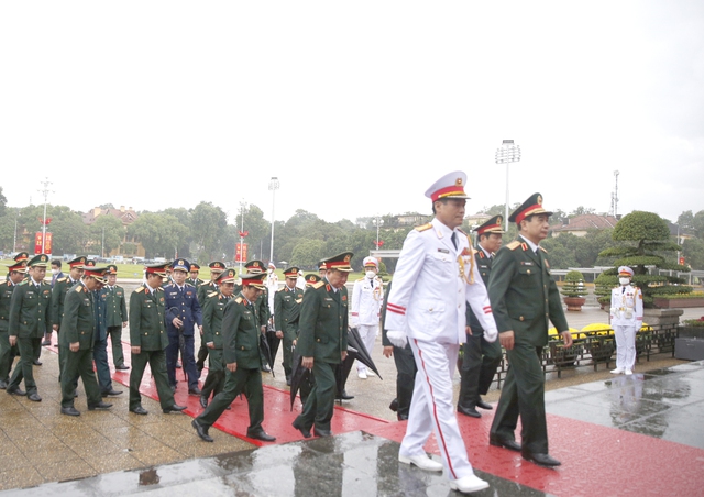 Đoàn đại biểu của Bộ Quốc phòng vào Lăng viếng Chủ tịch Hồ Chí Minh. Ảnh VGP/Nguyễn Hoàng