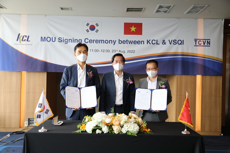 Ông Jo Yungtae - Chủ tịch KCL, ông Nguyễn Hoàng Linh - Phó Tổng cục trưởng STAMEQ và ông Phùng Mạnh Trường - Phó Viện trưởng phụ trách VSQI tại Lễ ký thoả thuận hợp tác