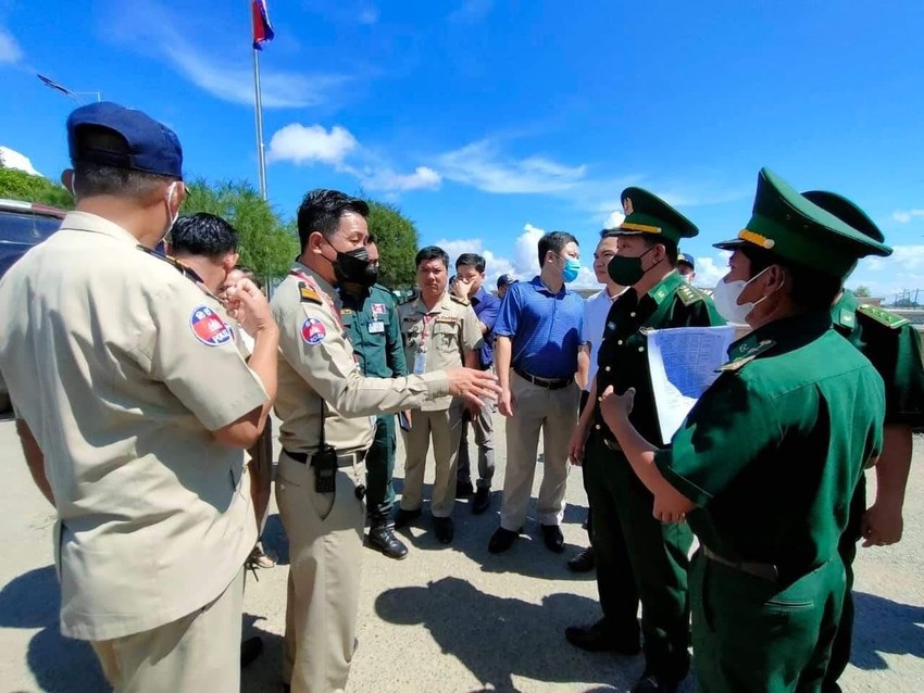 Bộ đội biên phòng đã tiếp nhận 26 công dân Campuchia hồi hương. Ảnh: BPCC