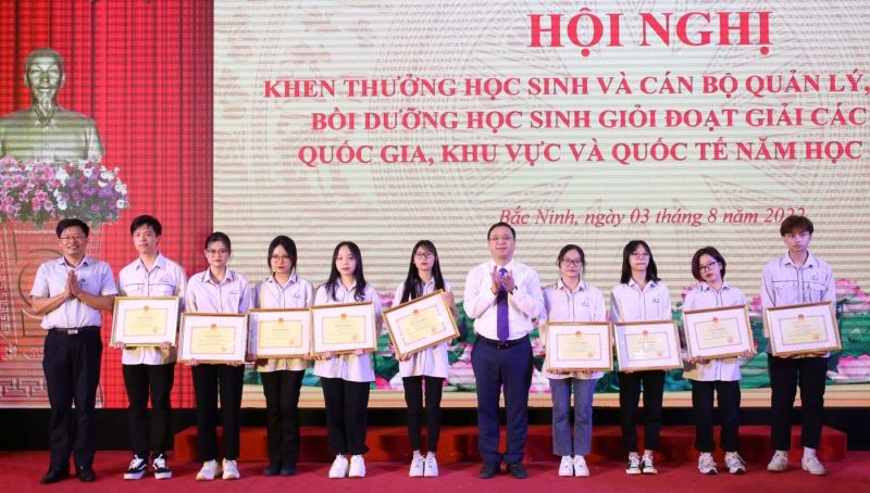 Lãnh đạo Sở GD&ĐT, Ban Tuyên giáo Tỉnh ủy trao Bằng khen cho các em đạt giải Nhất Kỳ thi chọn học sinh giỏi Quốc gia năm học 2021 - 2022.