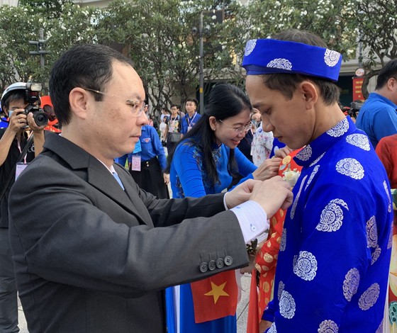 Phó Bí thư Thành ủy TPHCM Nguyễn Văn Hiếu gắn 
