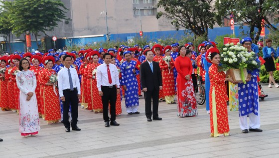 Lãnh đạo TPHCM cùng các cặp đôi dâng hoa lên Chủ tịch Hồ Chí Minh