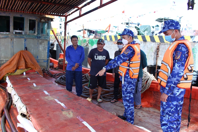 Cảnh sát biển liên tiếp bắt giữ tàu vận chuyển 75 ngàn lít dầu DO trái phép