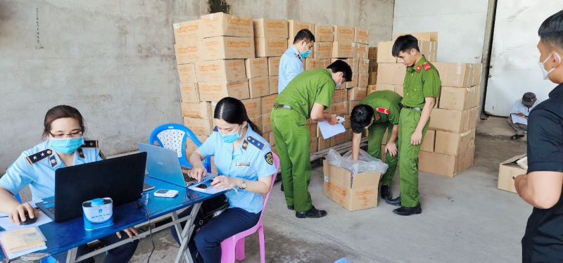 An Giang phát hiện 04 xe ô tô tải vận chuyển số lượng lớn hàng hóa không rõ nguồn gốc