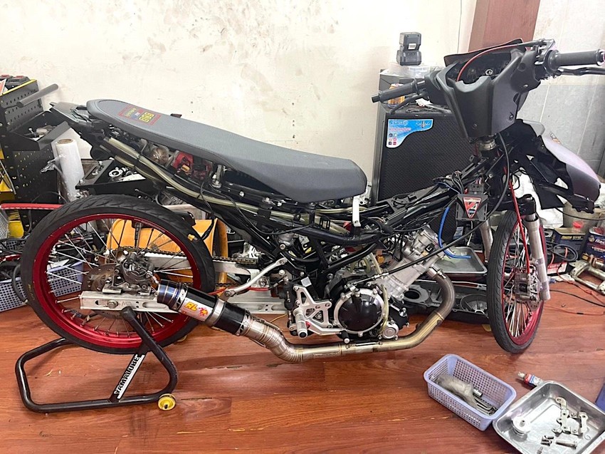 Xe máy nghi “độ”, chế tại tiệm sửa xe trên địa bàn huyện Củ Chi.