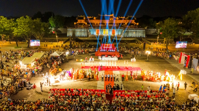 Ngày họi Lân Huế 2022 tỏ chức tại Quảng trường Ngọ Môn thu hút hàng nghìn người dân đến xem