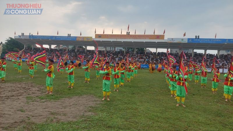 Màn múa cờ khai mạc Lễ hội chọi trâu Đồ Sơn năm 2022