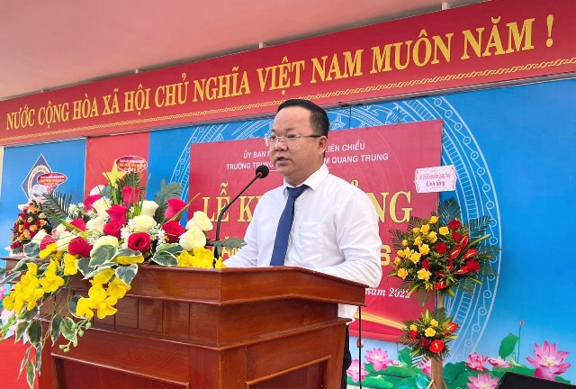 Thầy Dương Phượng Cầu- Hiệu trưởng trường THCS Đàm Quang Trung, đọc diễn văn
