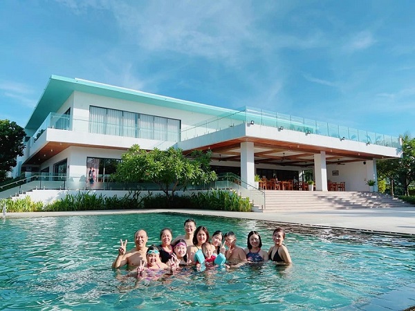 Đại gia đình chị Đàm Huệ (Hà Nội) chụp ảnh kỷ niệm trong chuyến nghỉ dưỡng tại Cam Ranh Riviera