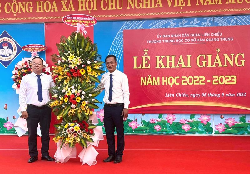 T.M lãnh đạo quận Liên Chiểu tặng hoa cho Ban giám hiệu trường THCS Đàm Quang Trung