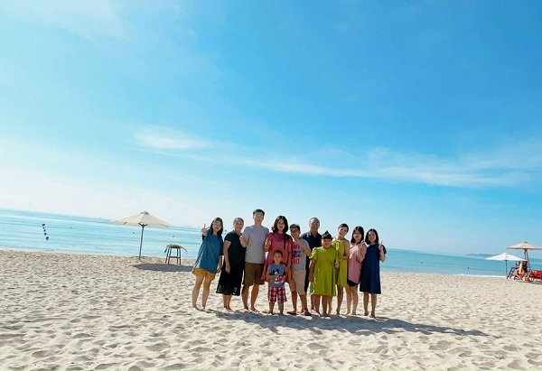 Những khoảnh khắc thư giãn hạnh phúc của đại gia đình chị Huệ bên bờ biển bãi Dài ngay trước resort Cam Ranh Riviea