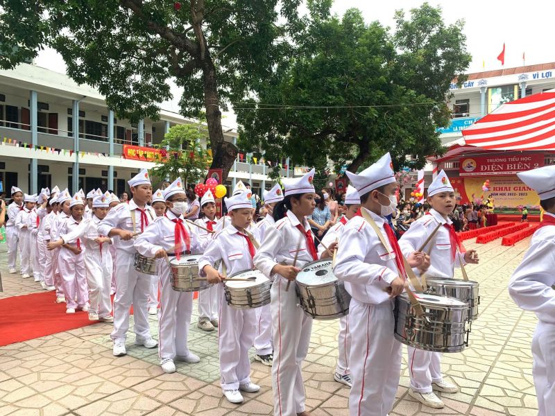 Các em học sinh trong đội nghi thức tại buổi lễ khai giảng của trường tiểu học Điện Biên 2, TP. Thanh Hoá