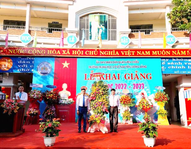 Chính quyền địa phương tăng hoa cho trường THCS Nguyễn Lương Bằng, quận Liên Chiểu, TP. Đà Nẵng
