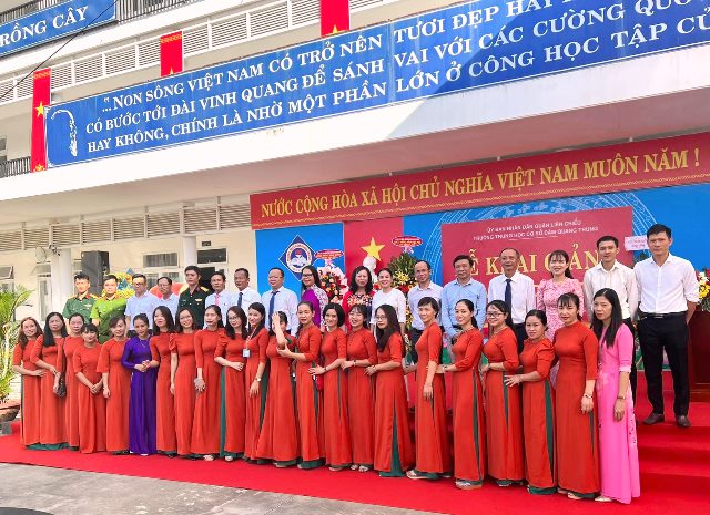 Đại biểu đến dự và hội đồng giáo viên trường THCS Đàm Quang Trung chụp ảnh lưu niệm