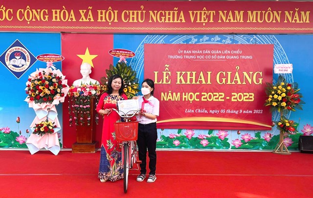 Cô giáo Nguyễn Phương Thảo, phó chủ tịch Hội giáo chức phường Hòa Hiệp Nam, quận Liên Chiểu tăng xe đạp cho em Phạm Bảo Nguyên lớp 9/4, trường THCS Đàm Quang Trung nằm trong diện nghèo