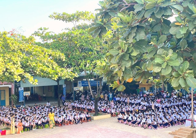 Sau 02 năm, hôm nay thầy và trò trường tiểu học Trưng Nữ Vương, quận Liên Chiểu, TP. Đà Nẵng, mới được gặp nhau trong ngày khai giảng năm học học mới